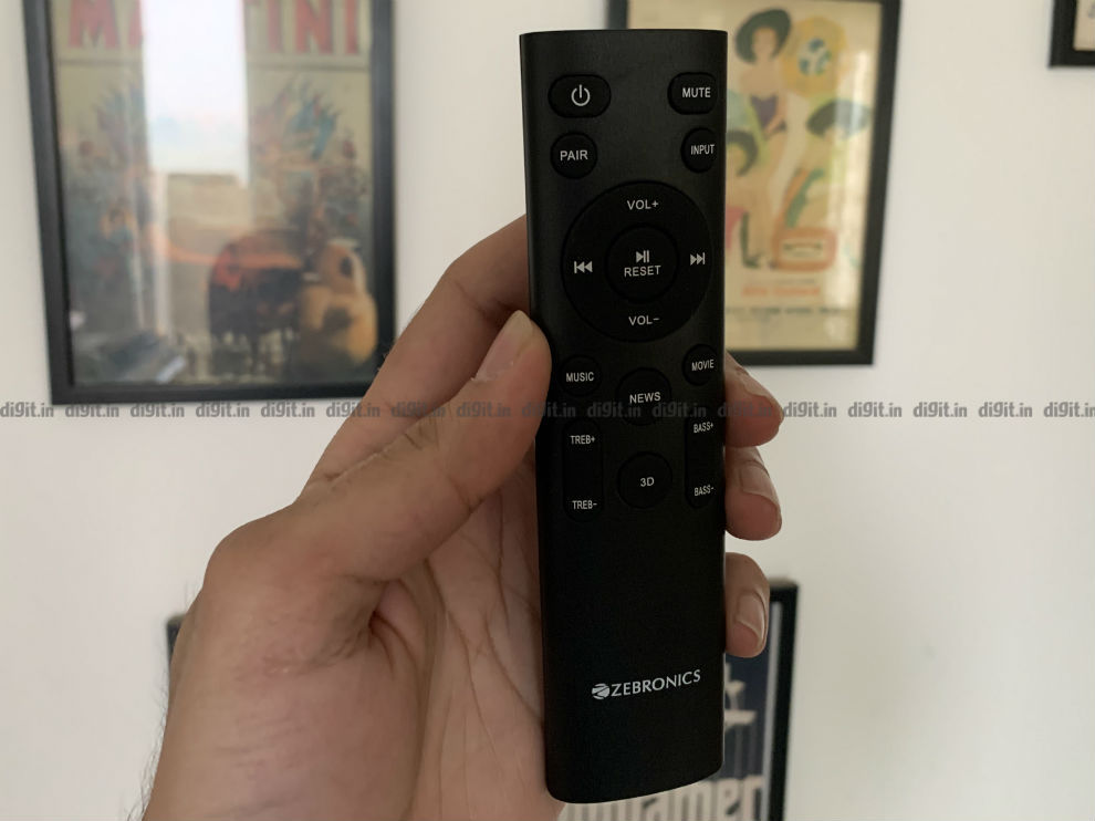 El mando a distancia es funcional y está fabricado en plástico.