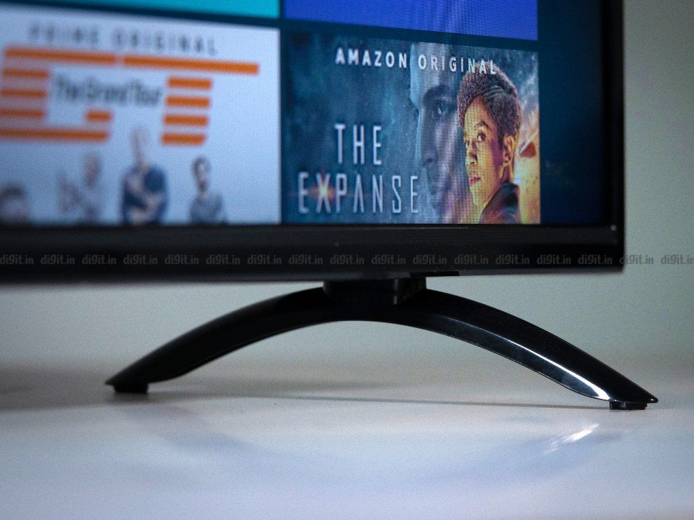 El televisor Akai tiene dos pies de mesa de plástico. 