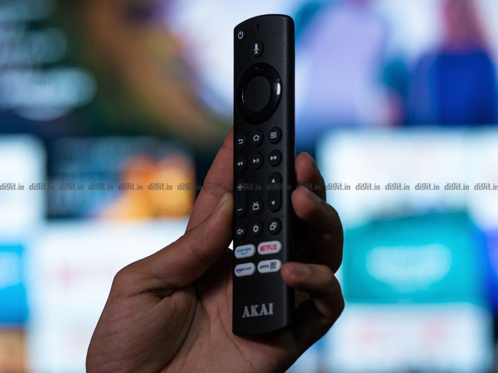 El Akai TV viene con un control remoto similar al que viene con el Fire TV Stick.