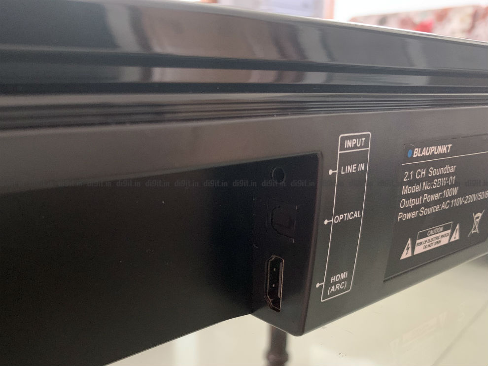 El puerto HDMI, el puerto AUX y el puerto óptico están en una cavidad en la parte posterior de la barra de sonido. 