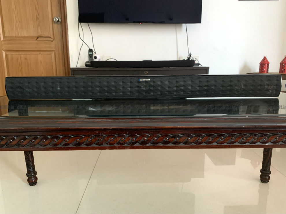 La barra de sonido Blaupunkt es lo suficientemente larga para una configuración de TV de 50 a 65 pulgadas