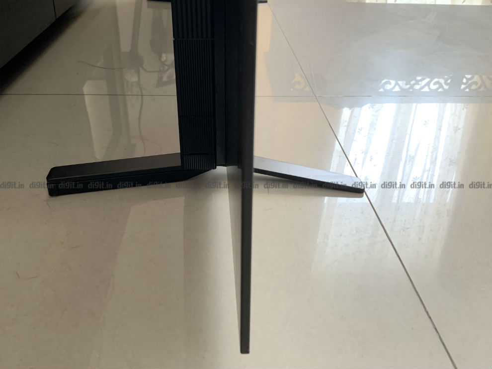 Los pies del televisor Sony sujetan bien el televisor en su lugar. 