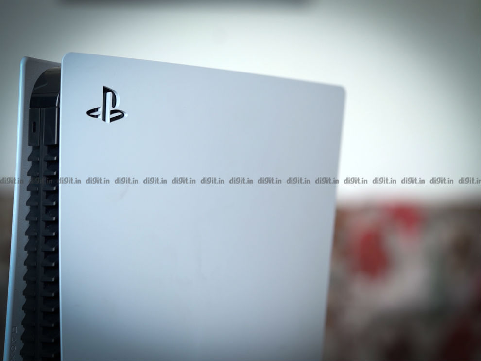 The PS5 doesn't have flat sides. The sides are curved.