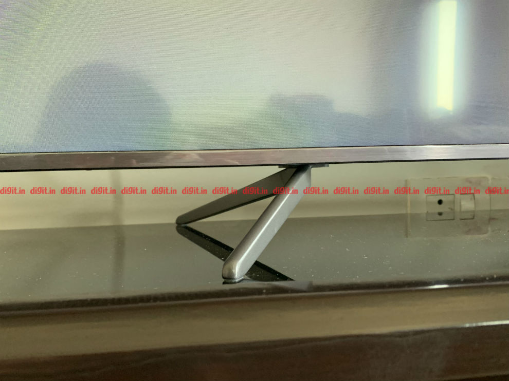 The TCL C715 brings with it sturdy feet