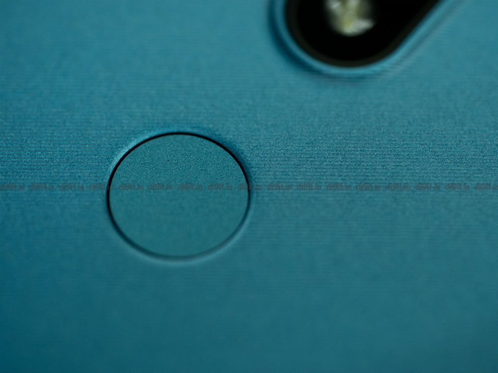 La parte trasera del teléfono inteligente alberga un sensor de huellas dactilares. 