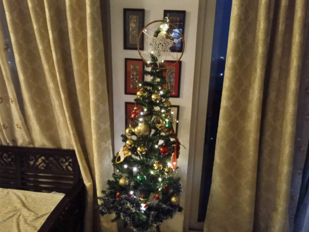 Árbol de Navidad con poca luz.  Filmada en Nokia 4.2.