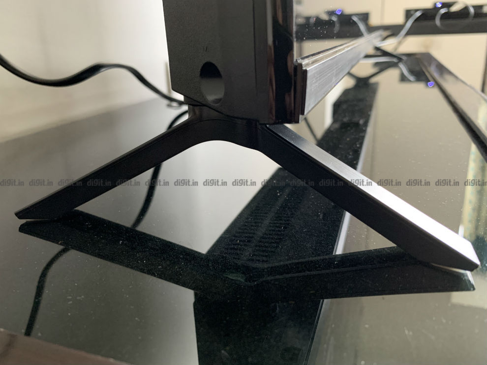 El Realme TV tiene 2 pies de plástico para mantenerlo sobre una mesa.