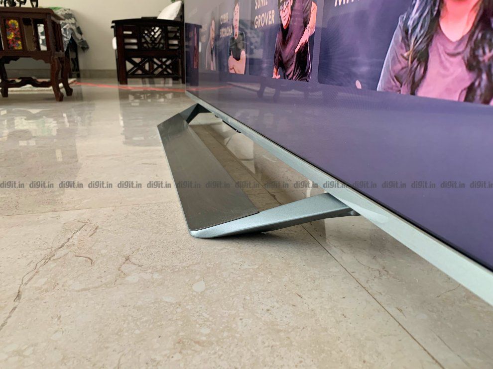 The Mi QLED TV has metal feet. 