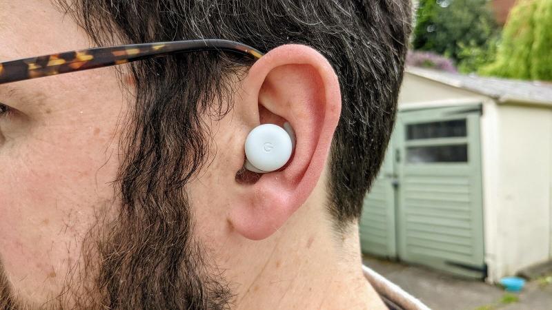 Pixel Buds A en la oreja