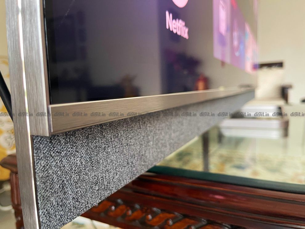 El TCL C825 tiene controladores de disparo frontales.