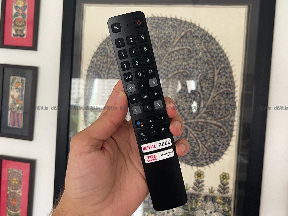 El TCL C825 tiene un control remoto simple. 