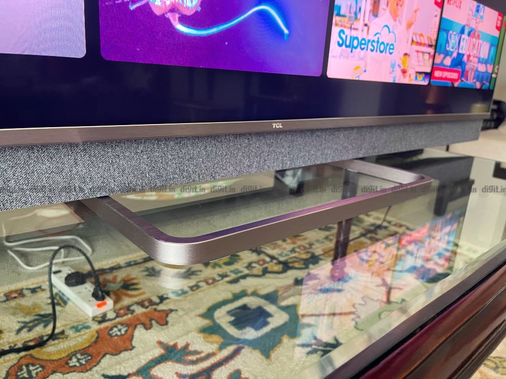 El televisor tiene un soporte de metal.