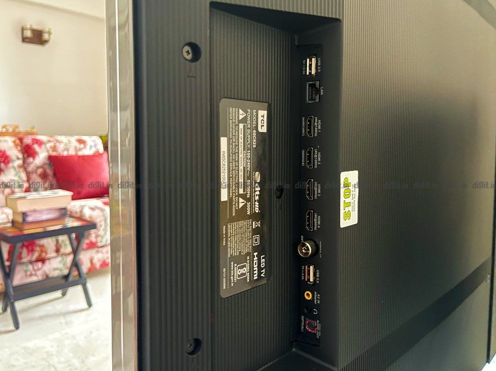 El TCL C825 tiene 4 puertos HDMI y 2 puertos USB. 
