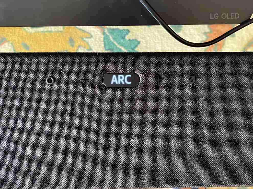 La barra de sonido Samsung Q950A tiene una pantalla. 