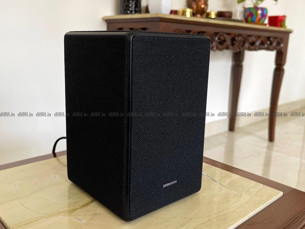 La barra de sonido Samsung Q950A viene con altavoces satélite. 