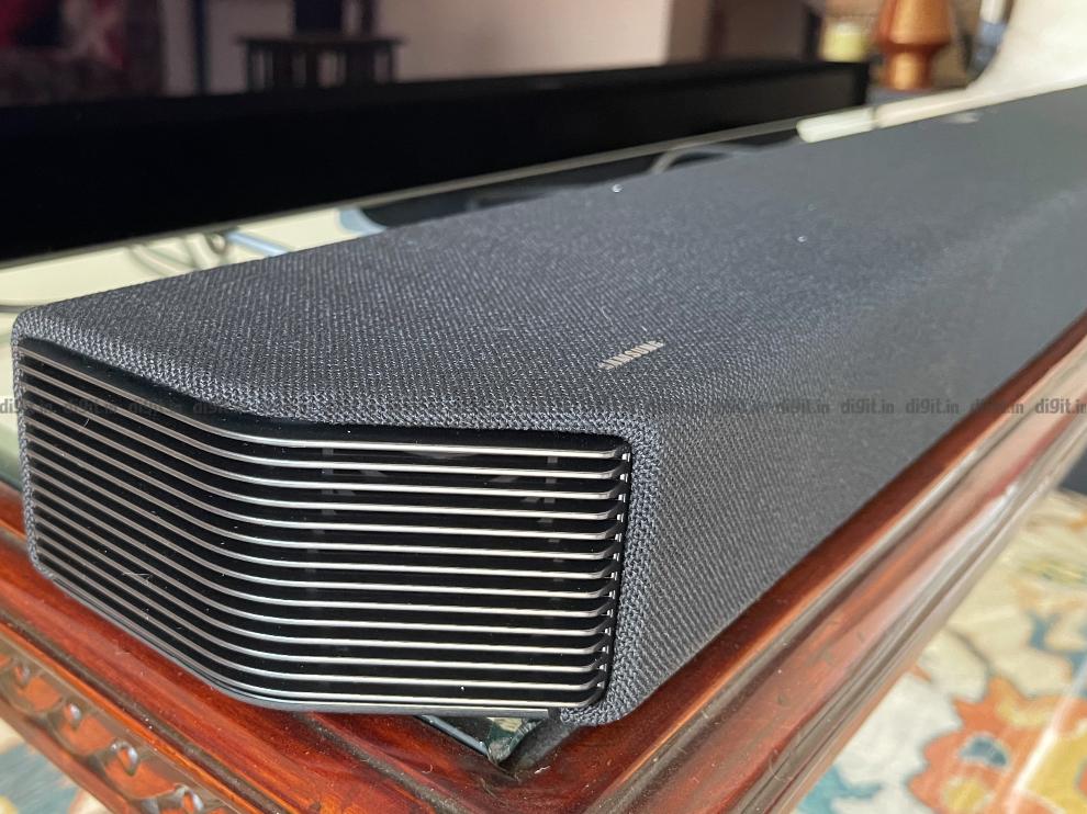 La barra de sonido tiene un diseño angular. 