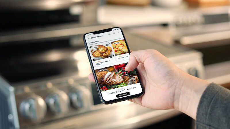 Aplicación ThinQ abierta para receta frente al horno