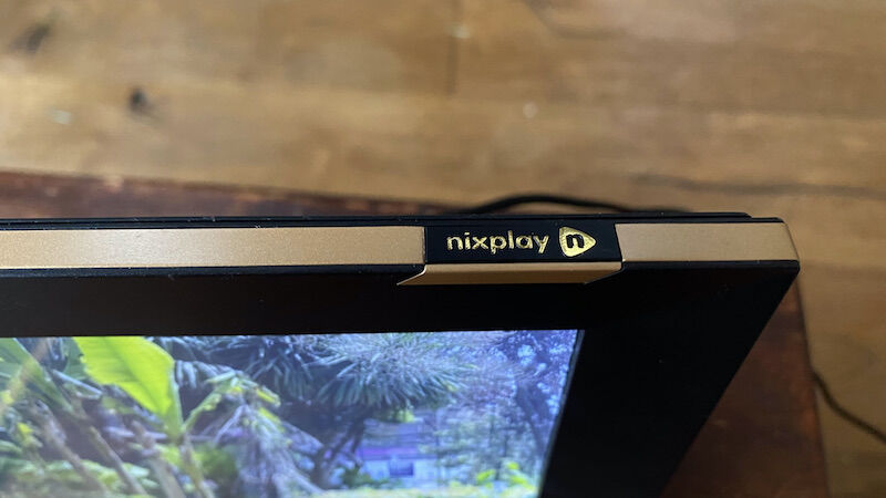 Logotipo de Nixplay en la pantalla táctil