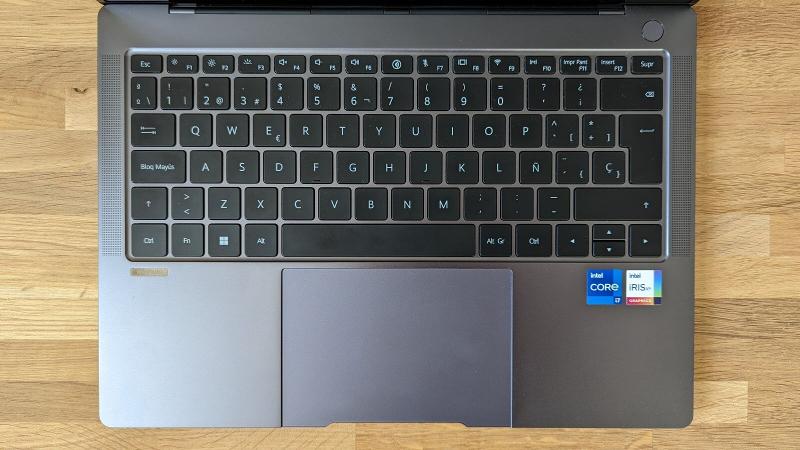 Huawei MateBook X Pro 2022 keyboard and trackpad