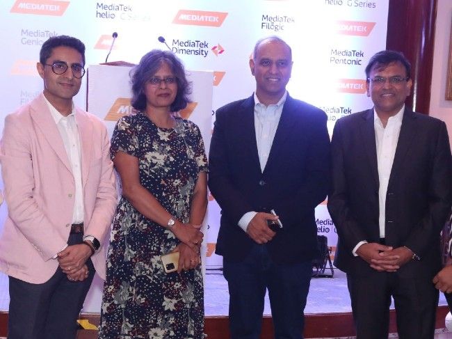 De izquierda a derecha: Anuj Siddharth (MediaTek), Rituparna Mandal (MediaTek Bangalore), Navnit Nakra (CEO de OnePlus India), Anku Jain (MediaTek India) 