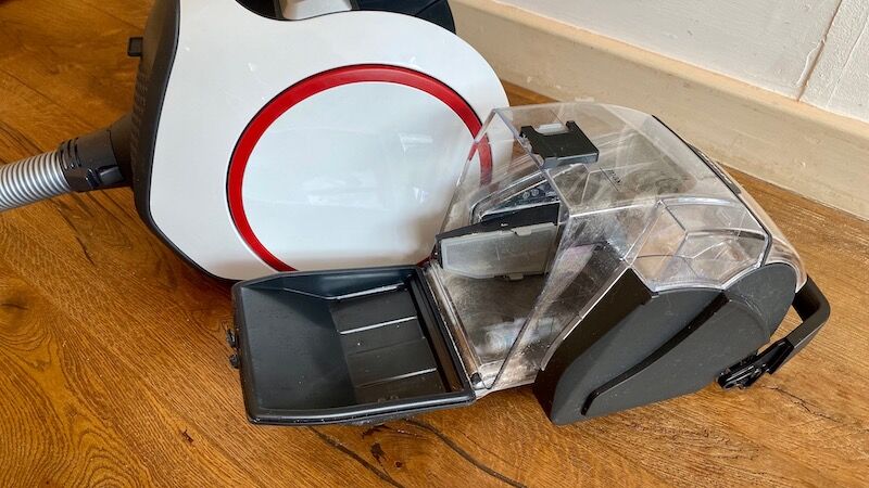 Cubo de basura de Miele Boost CX1 retirado y abierto
