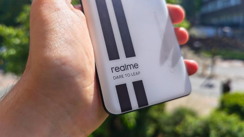 Realme GT Neo 3 stripes