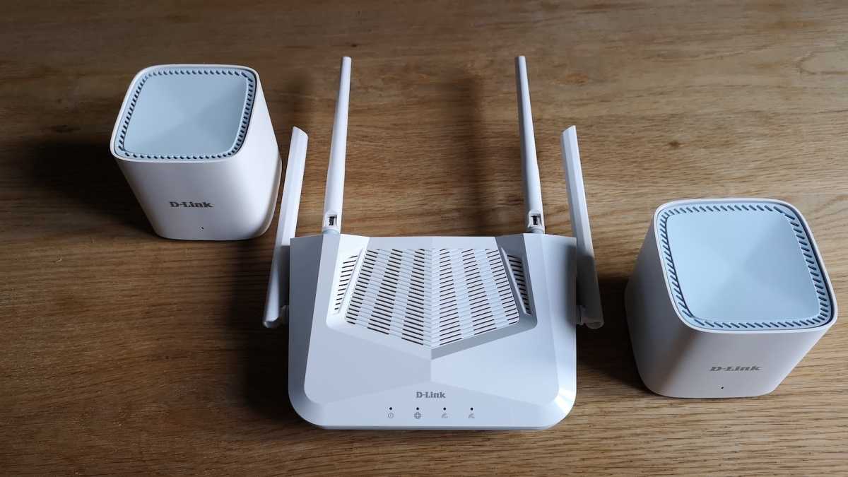D-Link R15 router with two D-Link M15 satellites