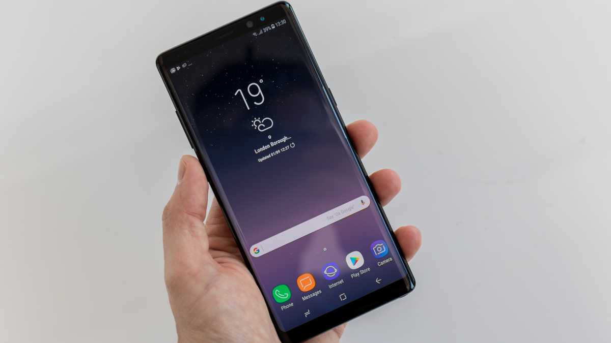 Samsung Galaxy Note 8 en la mano de alguien