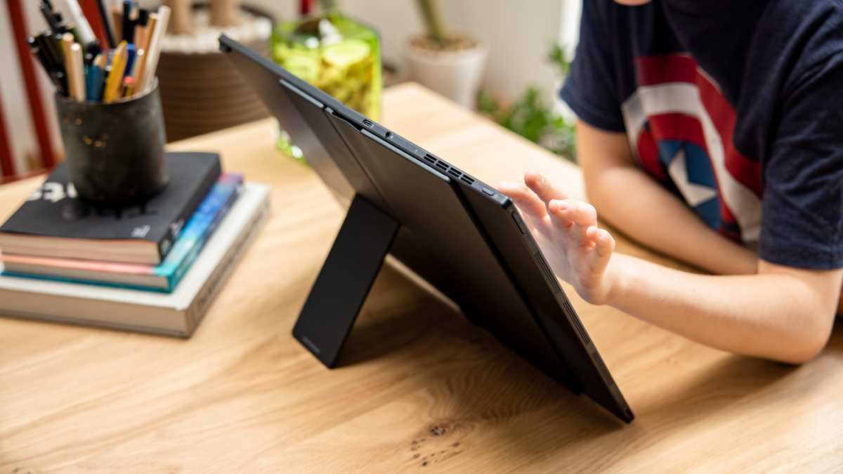 Asus Zenbook OLED en soporte