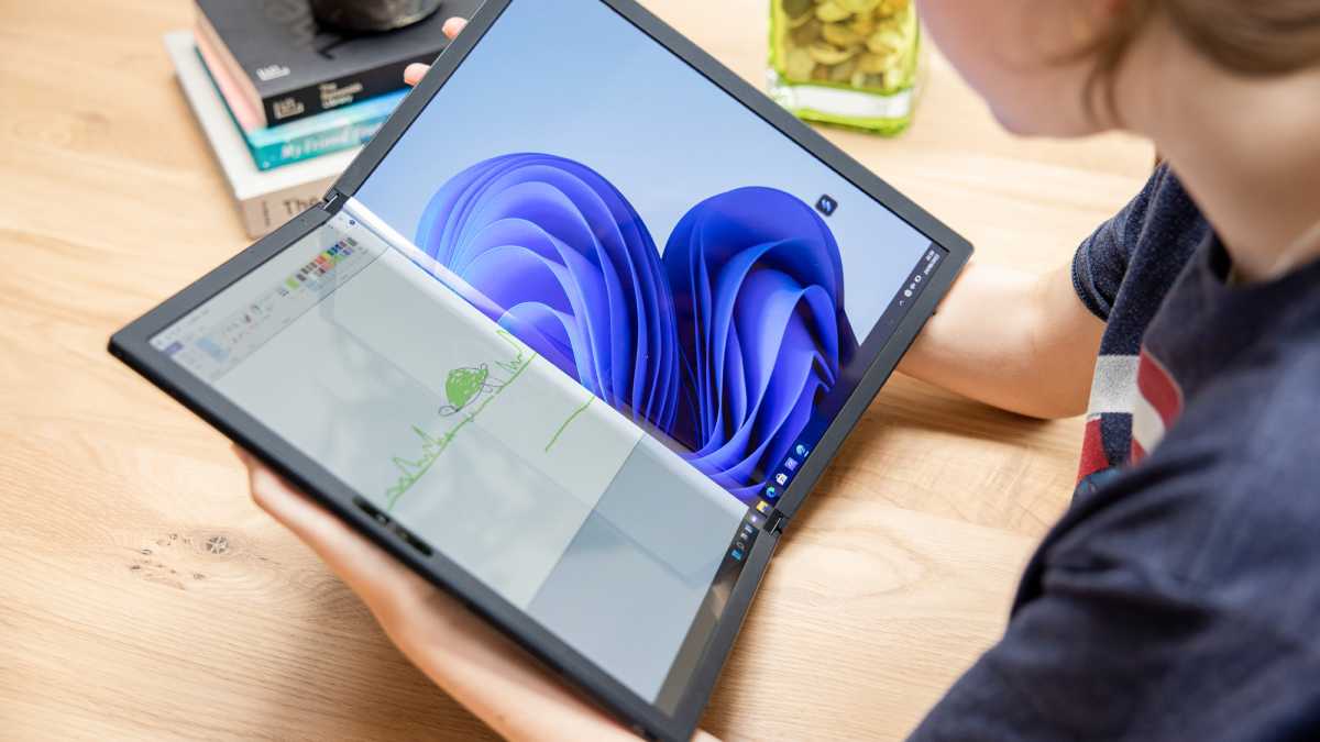 Asus Zenbook OLED como libro