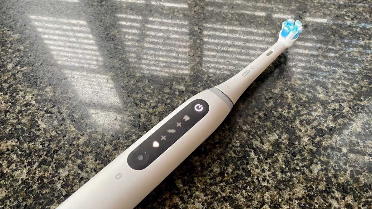 Cepillo Oral-B iO blanco que muestra los símbolos del modelo de cepillado