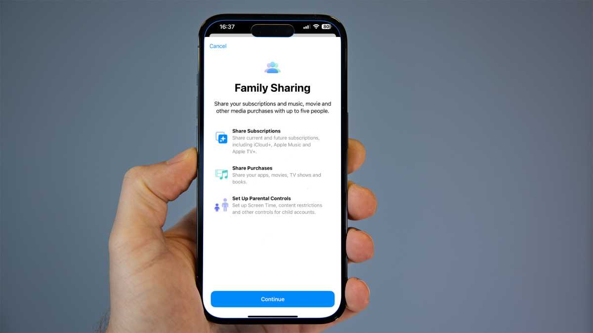 Proceso de configuración de Family Sharing en un iPhone 14 Pro