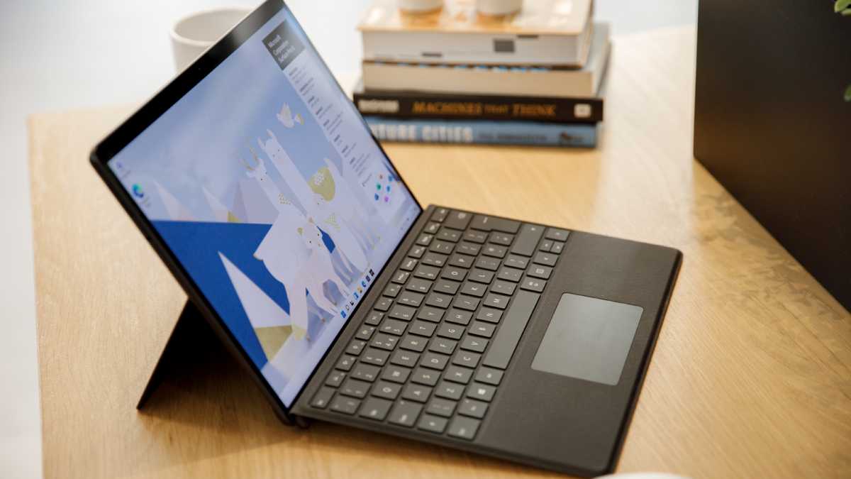 Microsoft Surface Pro 8 - vista lateral