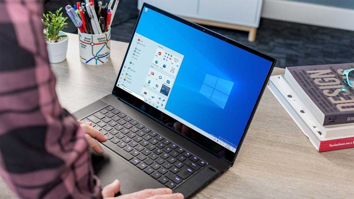 Menú Inicio y escritorio de Windows 10 en una computadora portátil
