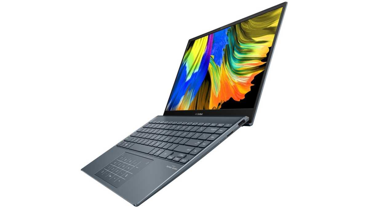 Vista lateral de la pantalla y el teclado del Asus ZenBook 13 OLED