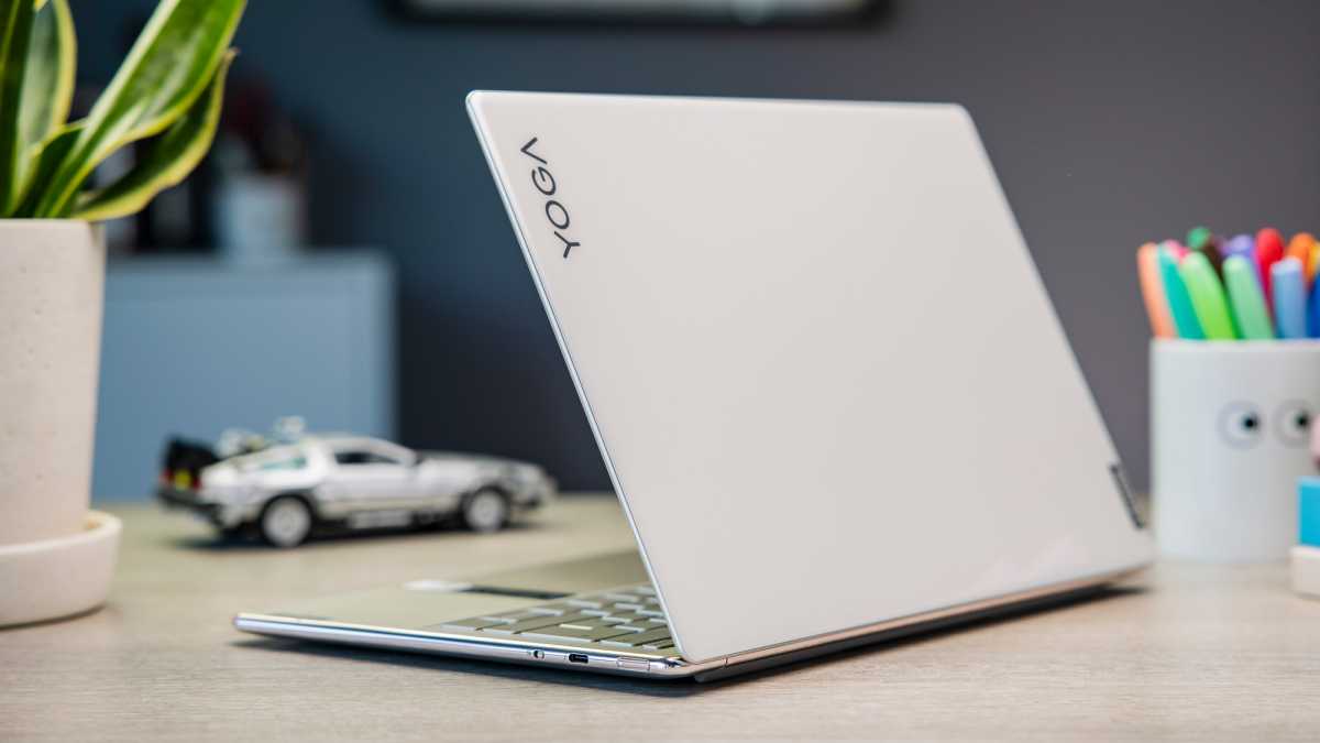 Lenovo Yoga Slim 9i atrás