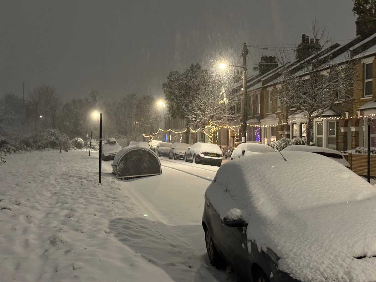 Una carretera cubierta de nieve en Londres