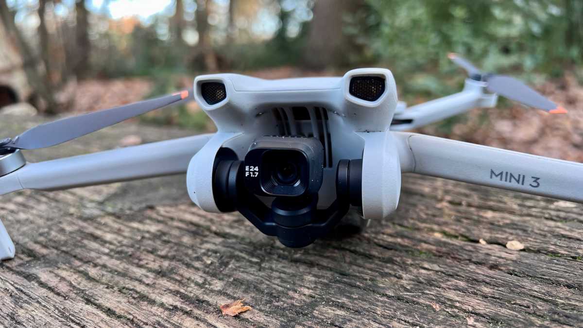 Primer plano de la cámara DJI Mini 3