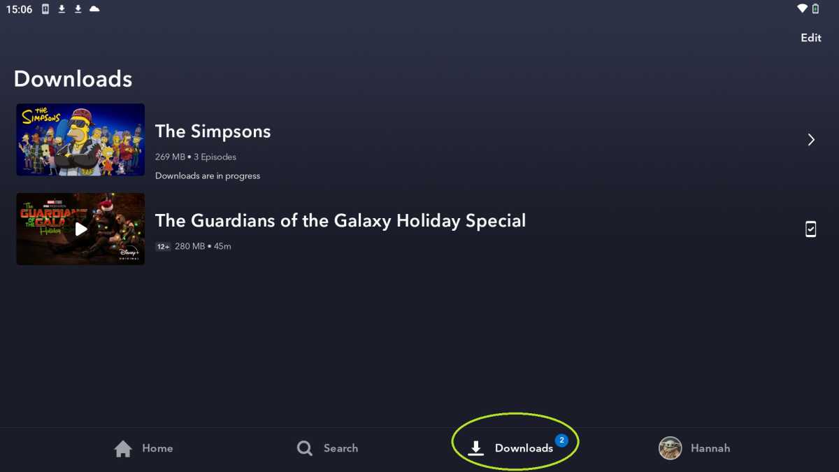 Sección de descargas en la aplicación Disney+ que muestra el especial navideño de Los Simpson y Guardianes de la Galaxia