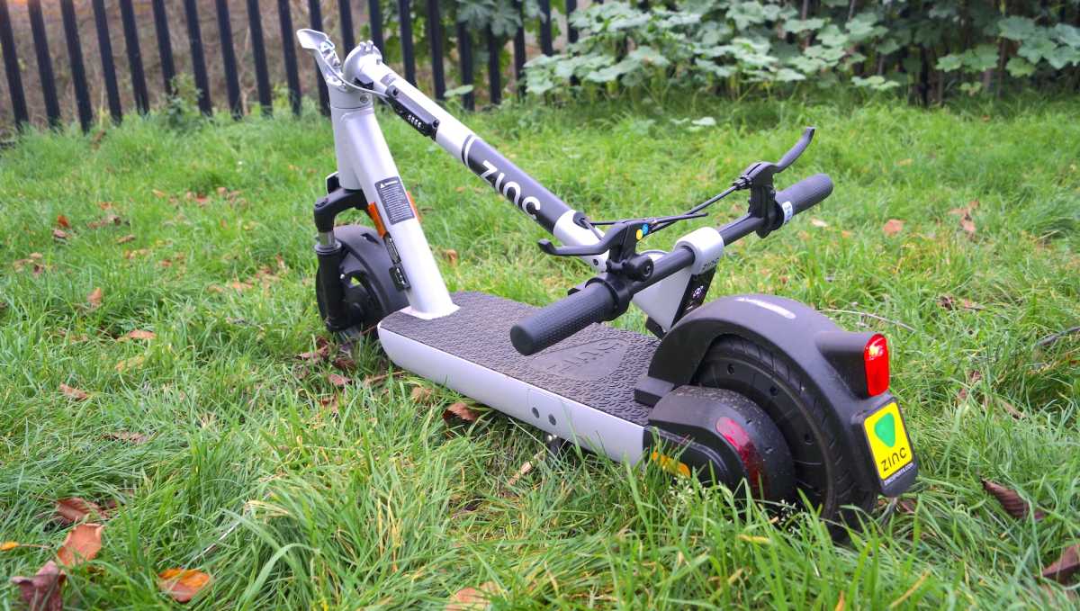 Scooter eléctrico Zinc Velocity Plus doblado sobre la hierba