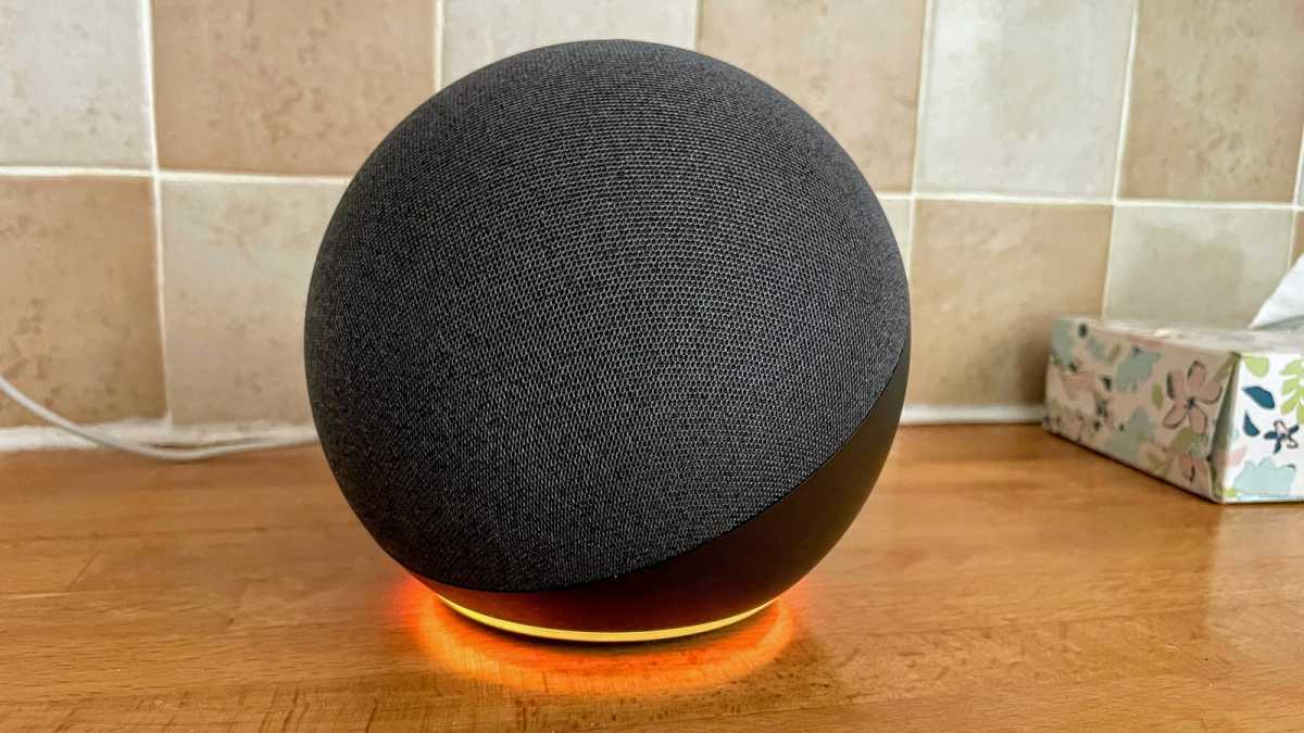 Amazon Echo 4 con anillo LED naranja en el mostrador de la cocina