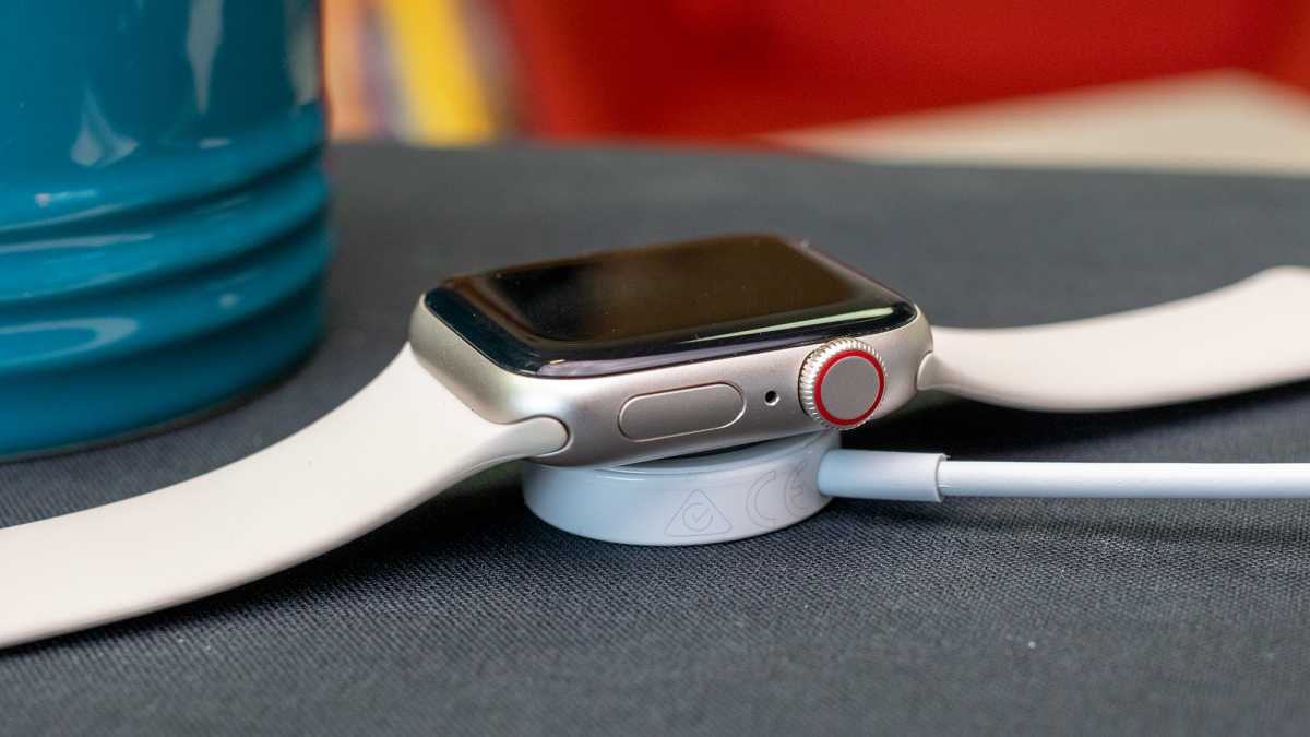 Un Apple Watch SE 2022 cargando