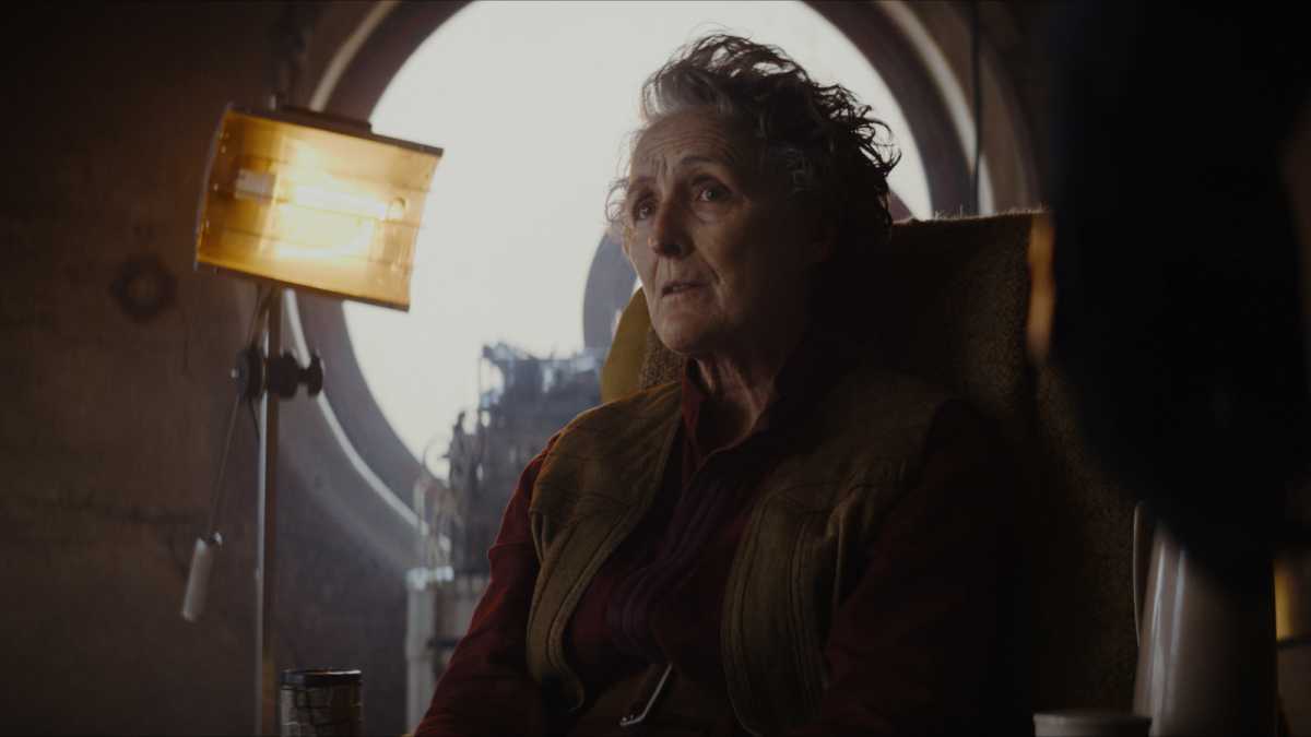 Fiona Shaw como Maarva Andor en Andor, sentada en una silla