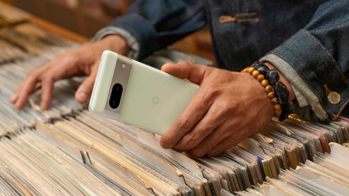 Un Pixel 7 verde en la mano de alguien navegando registros