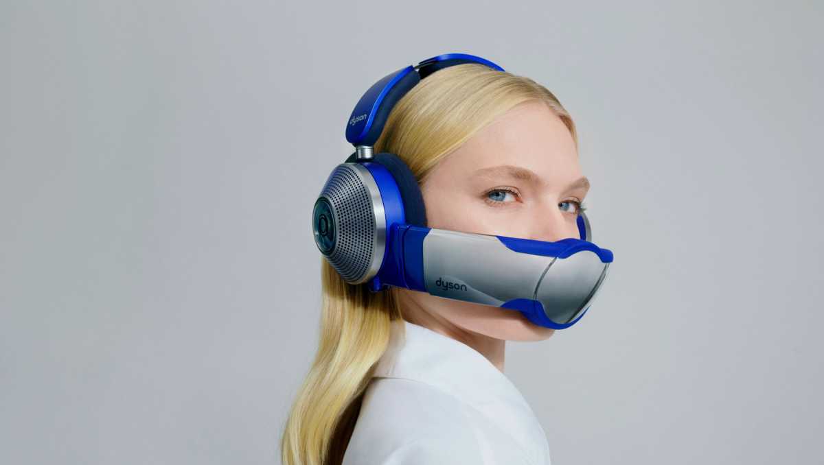 Alguien usando los auriculares y la visera Dyson Zone