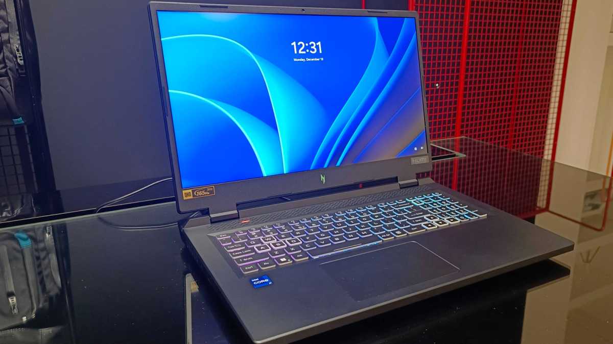 Imagen de una computadora portátil para juegos Acer en un escritorio