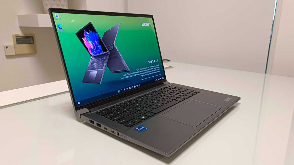 Imagen de un portátil Acer gris sobre un escritorio