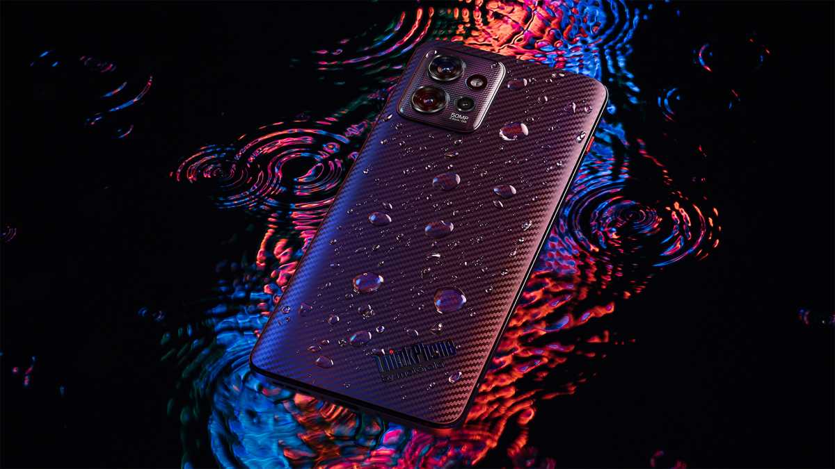 Motorola ThinkPhone en un charco con agua