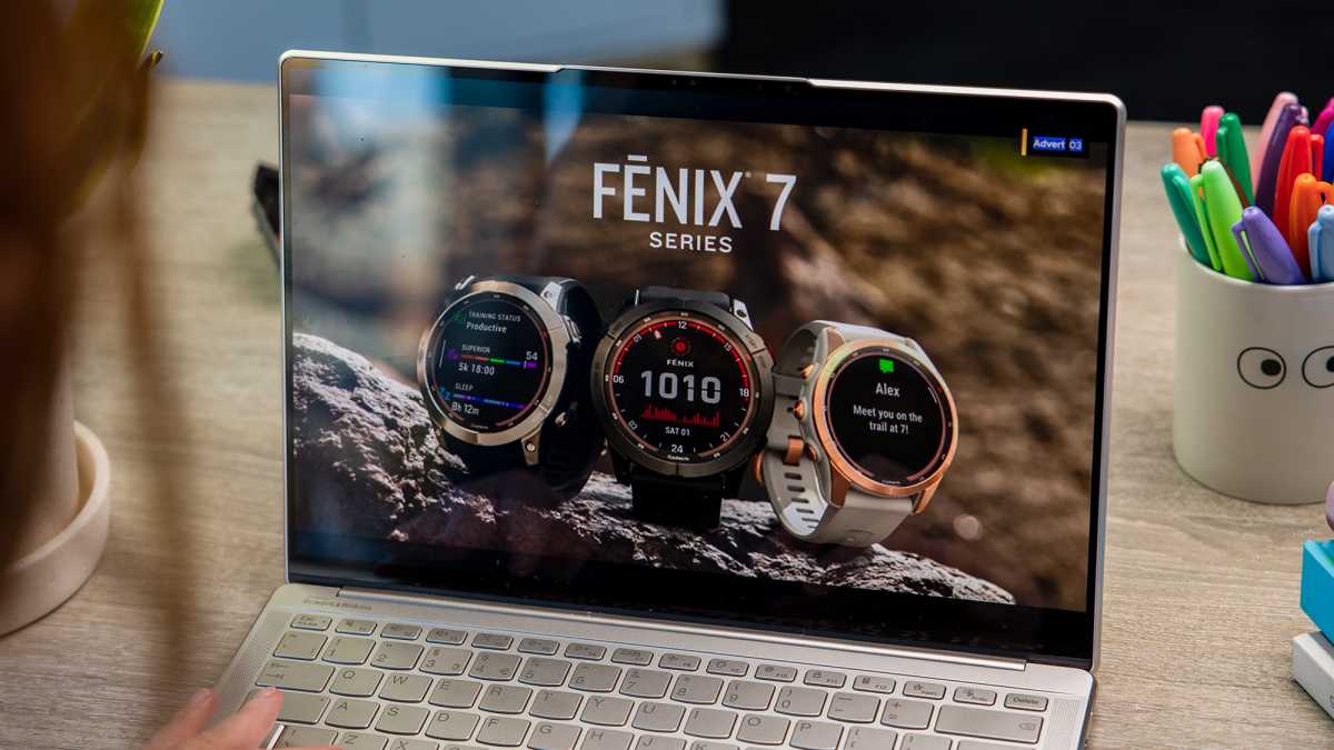 Anuncio de la serie Fenix ​​7 en Netflix en una computadora portátil 