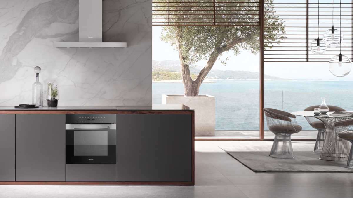 Horno y vitrocerámica en una cocina moderna